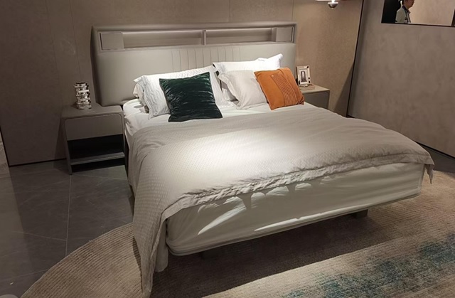 BED WITH 2 NIGHT STAND